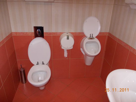 Selbst auf dem Klo kann man was erleben. Das Urinal mit Deckel würde ich mir sogar zu Hause an die Wand hängen.