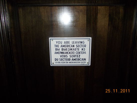 Und damit man weiß das man das Klo verlässt ein schönes Hinweisschild. Entdeckt im Klo im Cafe Berlin in Omsk.