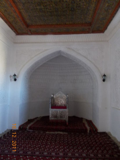 Der Thronsaal mit Thron. Leider nicht mehr das Orginal, das steht in Moskau im Museum.