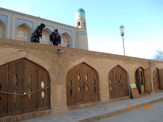 Man beachte die Schnitzereien an den Türen.