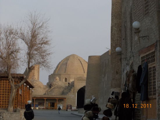 Dumm warn se ja nicht, das im Hintergrund sind "Markthallen" die genau auf die Kreuzung gebaut wurden so das alle immer da lang mussten auch wenn sie nur von einem zum nächsten Ende der Stadt wollten.