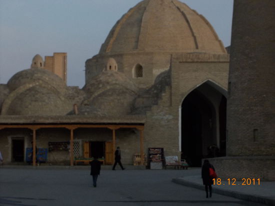 Jede der Kuppeln beherbergt(e) einen Händler. Es sind allerdings nur noch vier solcher Bauten übrig geblieben.