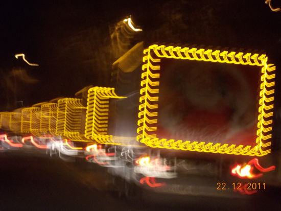 Oh Graus, hat man den nie Ruhe vor so Reklamean- und Übergriffen. Wer es nicht erkennen kann, hier wird Werbung für eine amerikanische Brause gemacht. Würg!