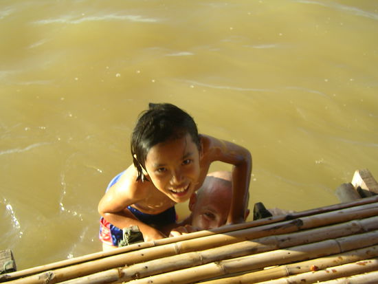 Der Affe klettert mir vom Ruecken