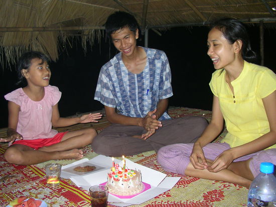 und keiner weiss was mit den zwei uebrig gebliebenen Kerzen zu passieren hat.
