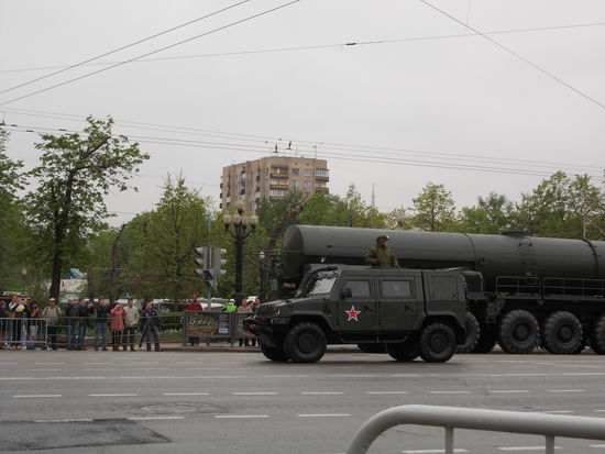 Die russische Version des Hummer (gefällt mir persönlich besser) und im Hintergrund ein Raketenwerfer.