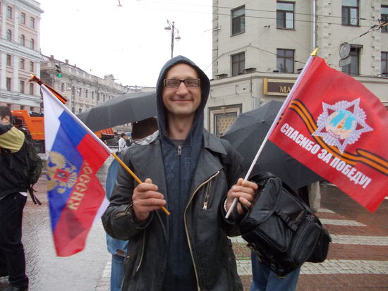 wie man sieht. Kenne das ja noch aus meiner Jugend. Fähnchen schwenken. Nur diesmal war es freiwillig.  .....