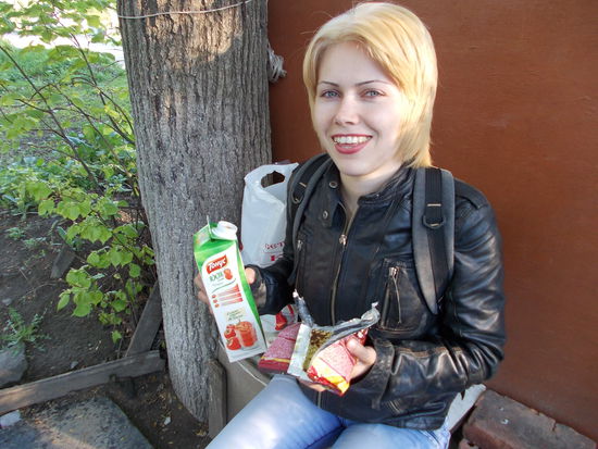 Meine usbekische Freundin beim Mittagsmahl. 