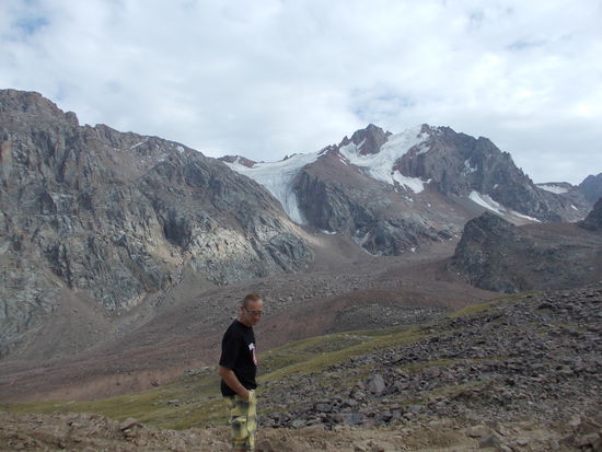 Geröllfeld mit Gletscher im Hintergrund