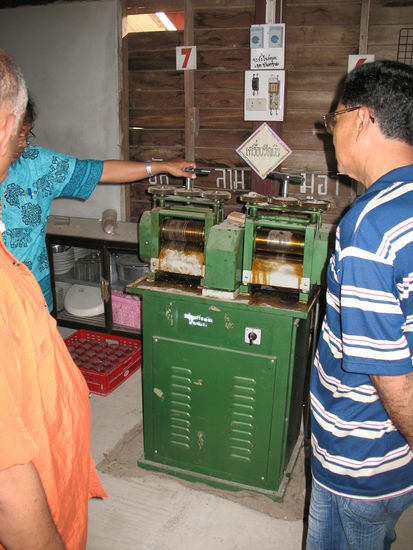 Mit solchen Maschienen werden Silberdraehte gezogen.