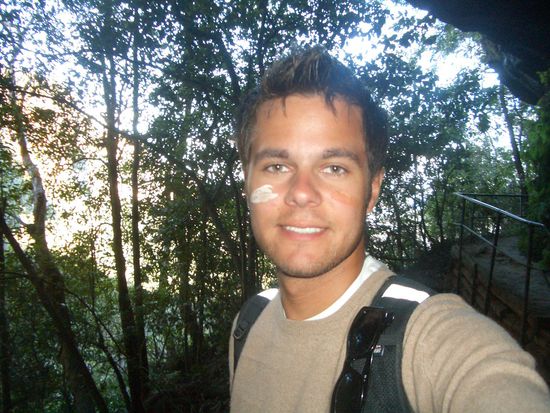 Die Farbe im Gesicht stammt von Steinen...