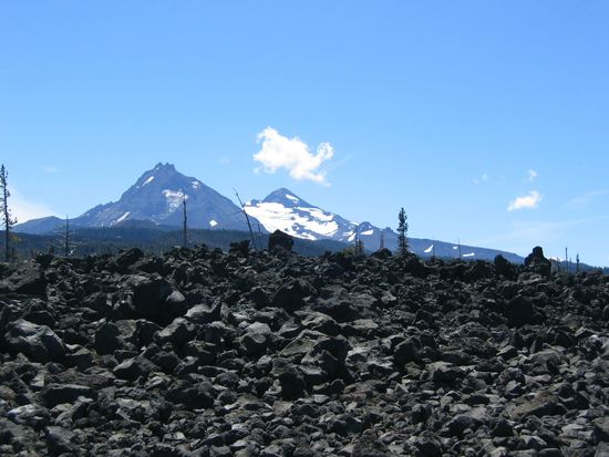 Lavafelder mit Mt. South Sister im Hintergrund