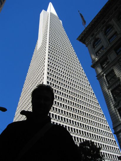 Marc vor dem TransPacific Pyramid Tower