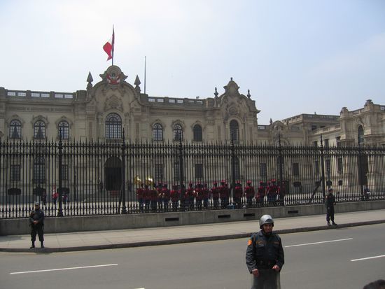 Wachabloesung am Praesidentenpalast
