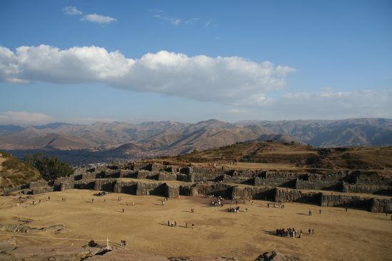 Die Ruinen der Festung Sacsayhuaman ("Falkenhorst")