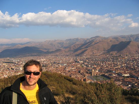 Blick von Sacsayhuaman nach Cusco (direkt vorne etwas rechts der Bildmitte die Plaza Armas)