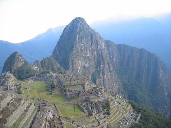 Machu Picchu (im Hintergrund der Huayna Picchu)