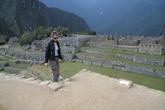 Besteigung des Tempels Intihuatana
(im Hintergrund der Wohnbezirk)