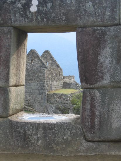 Blick aus der Tempelanlage auf ein Wohnhaus