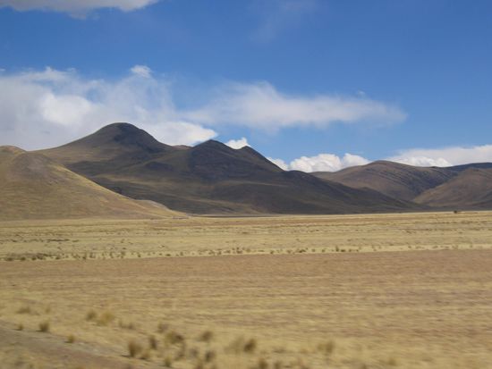 Karge Landschaft auf der Hochebene ueber 4.000m