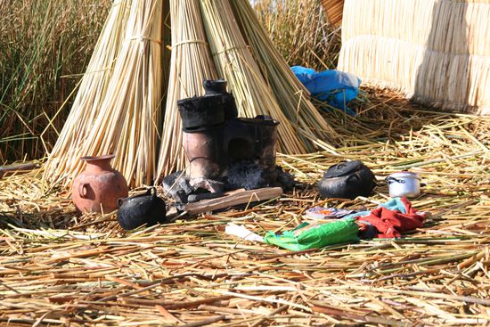 Gekocht wird auf offenem Feuer, unterlegt werden zum Schutz des Schilfs flache Steine.