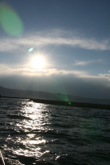 Die Sonne geht unter am Titikakasee und ein schoener Tag geht zu Ende.