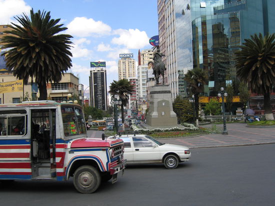 Plaza del Estudiante inmitten des modernen La Paz