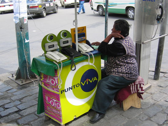 Telefonieren auf bolivianisch (viele haben kein Telefon zu Hause und Telefonzellen gibt es nicht...)