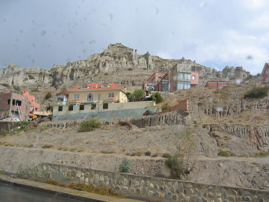 Villenvorort im Sueden (im Hintergrund sieht man die steilen Klippen, die La Paz von allen Seiten eingrenzen)