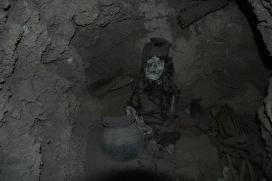 Grabstaette in einem Korallenhuegel