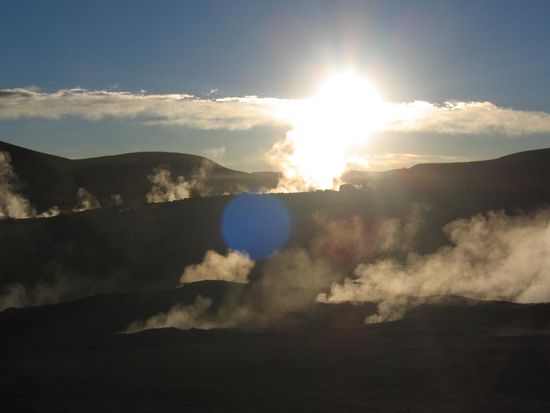 Nur Morgens bei Sonnenaufgang speien die Geysiere von Tatio Ihren Dampf in die Luft, nachdem sie die gefrorene Oberflaeche mit Hilfe der Sonne durchbrochen haben. Danach ist es fuer den Rest des Tages nur noch ein brodelndes Feld!