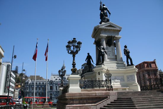...und mit einem der vielen schoenen Plaetze, die in keiner Stadt in Suedamerika fehlen: Die "Plaza Victoria"