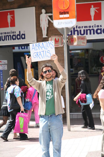 Spassvogel mit "Umarmungen Gratis"...