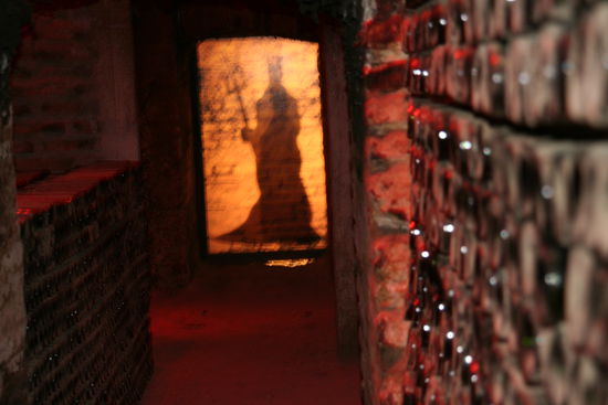 Die Flaschen hier sind uebrigens 38 Jahre alt und werden ausschliesslich von der Familie getrunken...