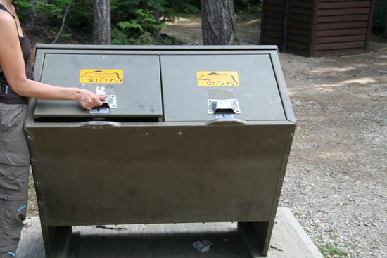 Baerensicherer Muelleimer