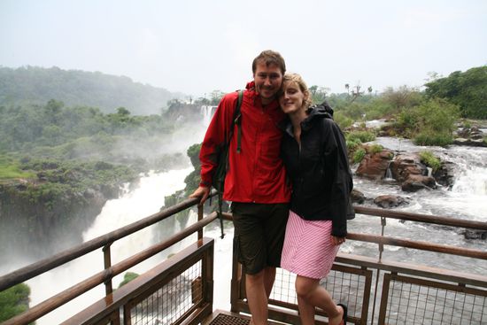 Oberhalb der Faelle auf einem der Metallstege und direkt am Abgrund...