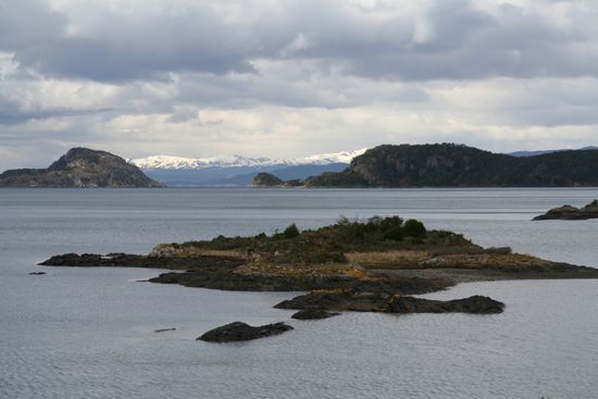 ...und es kommt viel Wasser: Die Bahia Lapataia und dahinter die Berge in Chile.