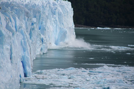 Der Eisblock bricht mit einem lauten Knall ab...
