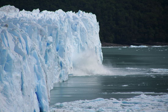 ...und explodiert foermlich im Wasser