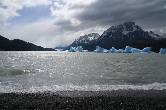 Gletschersee, aussergewoehnlich weil mit Kiesstrand