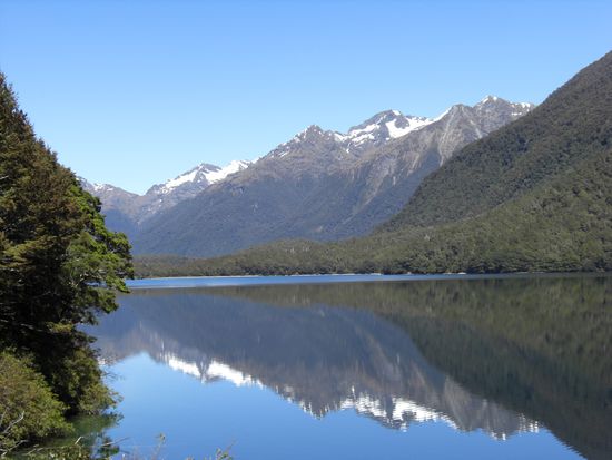 Lake Gunn - wir glauben ja, hier wuerde unsere Fototapete aus den 80'ern gemacht
