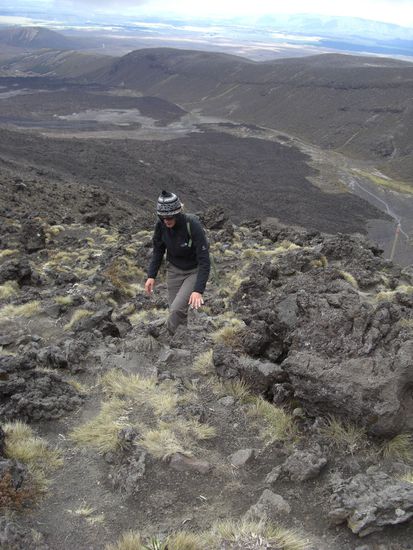 Unterwegs nimmt der kuehle Wind ziemlich zu und irgendwann wird aus Kappe und Shirt Perumuetze und Fleece - trotz "Schwitze"  Wir hoffen, dass uns wenigstens die angekuendigten kurzen Schauer erspart bleiben!