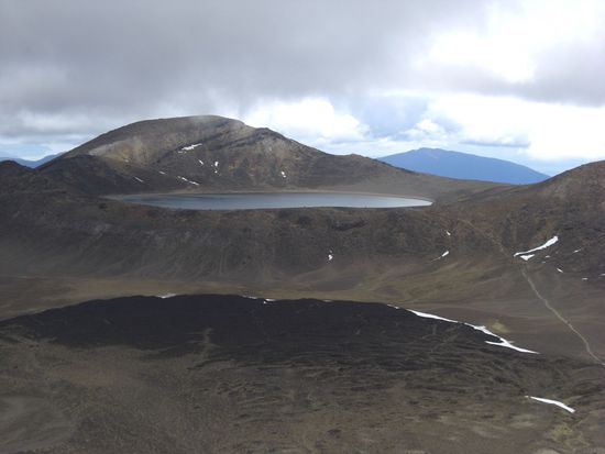 Te wai-whakaiata-o-te-Rangihiroa (Blue Lake). Den Maori ist dieser See heilig, weshalb man gebeten wird, hier weder zu rasten noch zu schwimmen (waere uns bei der Kaelte eh nicht eingefallen...)