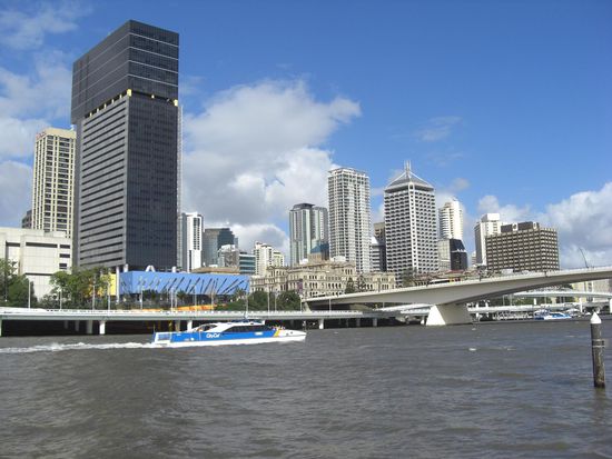 Skyline mit Citycat im Vordergrund