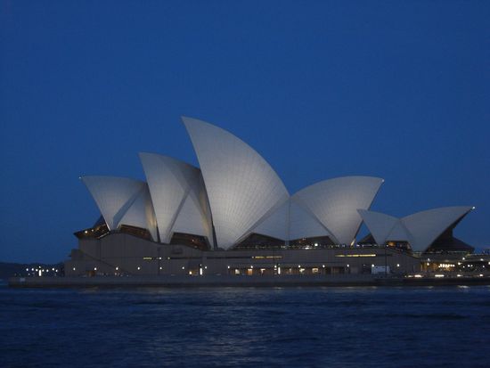 Die Opera by Night von Aussen...