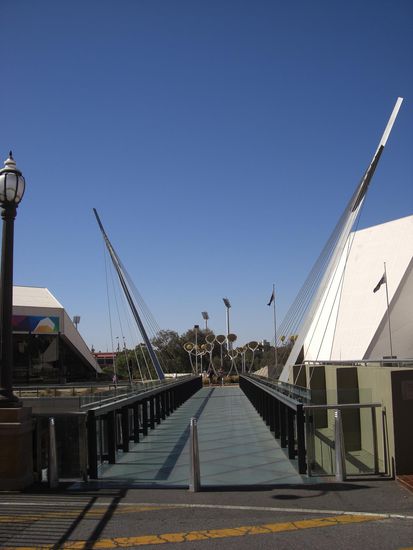 Fussgaengerbruecke als Kunstwerk