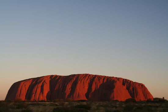 ... der Uluru faerbt sich rot