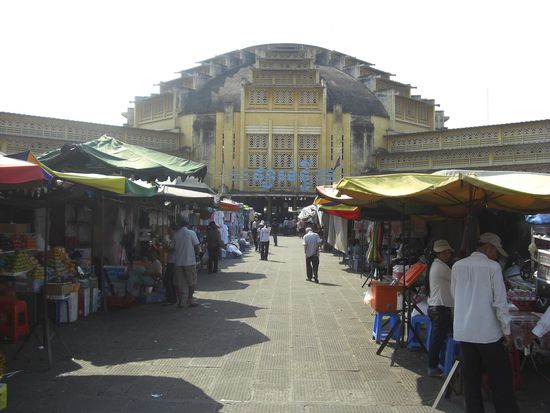 Central Market (Phsar Thmei) untergebracht in einem irgendwann mal sicher schoenen Art-Deco Gebaeude