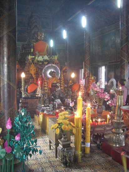 Schoener Altar mit elektronisch hinterleuchtetem Buddha 