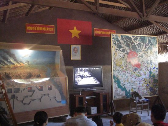 Vorfuehrraum mit Schautafeln